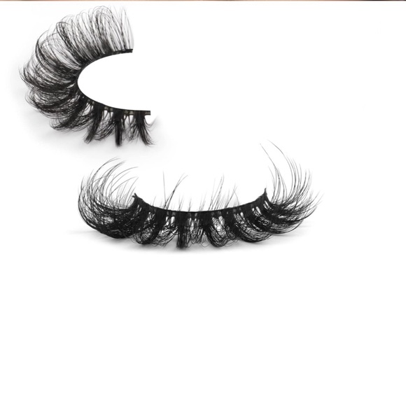 Designer Lashes With Customized Box - Picture 3 of 4